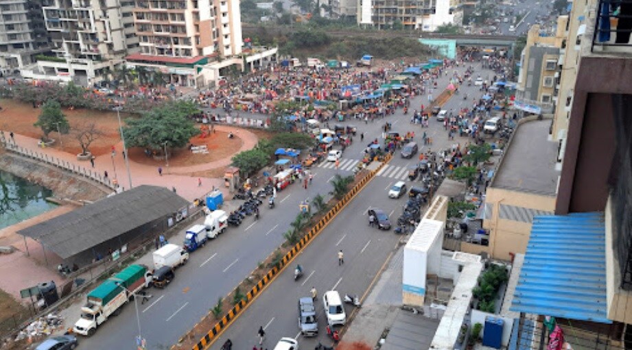 Ulwe Sector 17_a city street filled with lots of tall buildings